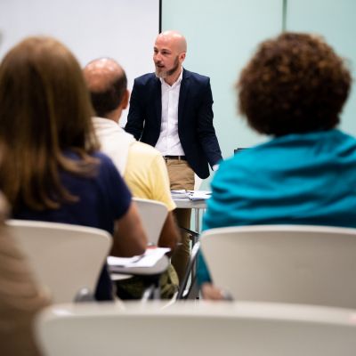 Escuela del espectador Escuela del Espectador es un proyecto de programación participada en el que un grupo de ciudadanos, sin necesidad de conocimientos previos, asisten a encuentros en los que se podrá profundizar en los lenguajes artísticos que conforman nuestra programación. Un grupo de 30 personas participan en talleres y encuentros donde se dan ideas acerca de cómo analizar un espectáculo, conocimientos introductorios de cada género que forma parte de la programación y charlas específicas sobre cada espectáculo, con asistencia gratuita a los mismos y los análisis posteriores, promoviendo la discusión, el consenso, el disenso, etc. La convocatoria para el curso 2018/2019 ya está cerrada. La próxima convocatoria se anunciará en otoño 2019. Si tienes cualquier duda puedes contactar con nosotros en ee@auditoriodetenerife.com